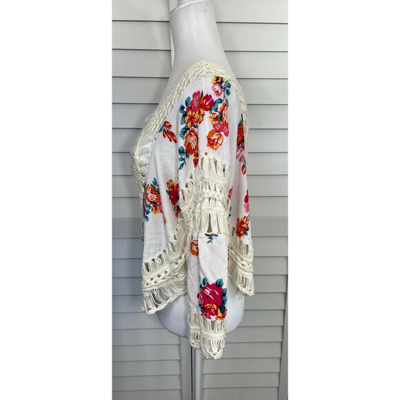 It Girl Crochet White Boho Floral Crop Top - Picture 3 of 8